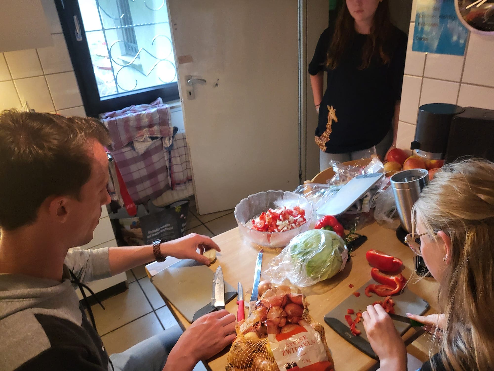Gemeinsames Kochen mit Schulgruppe