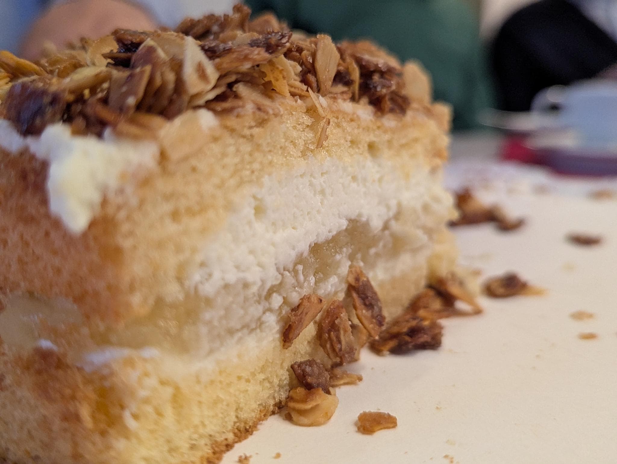 Bienenstich mit Mandelkruste aus der Nähe