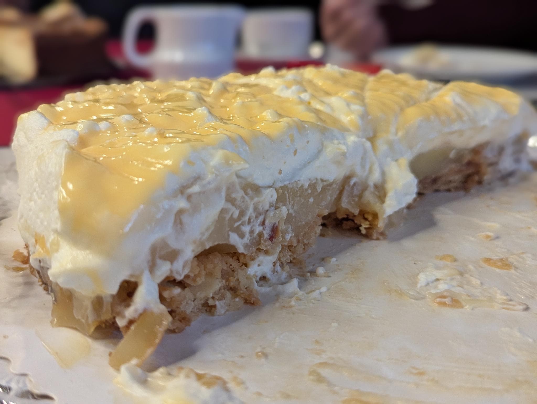 Sahnekuchen mit Zitronenguss auf der Kaffeetafel