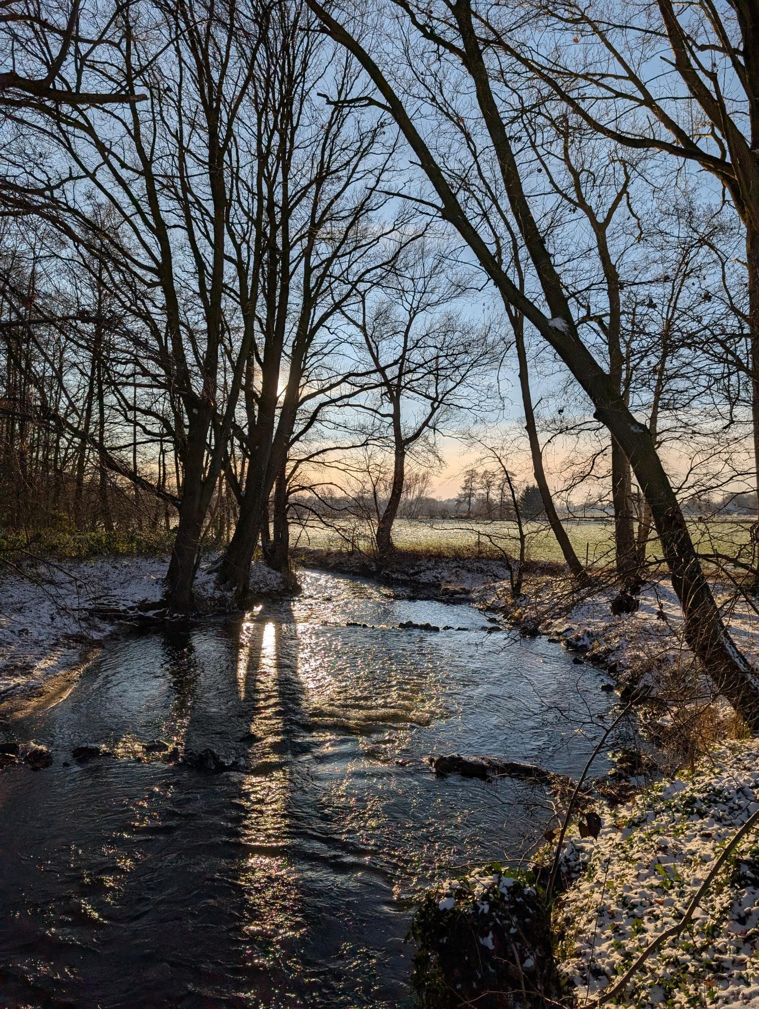 Verschneiter Bachlauf in der Wintersonne entlang der Grünkohlwanderung