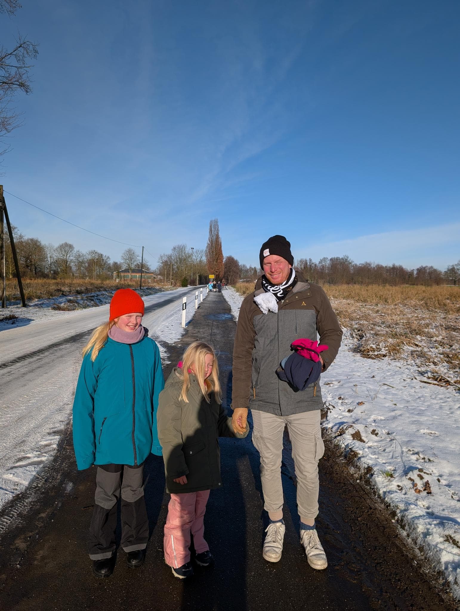 Familie mit Kindern unterwegs auf der Grünkohlwanderung